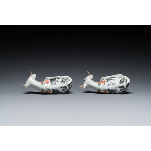 378 - A pair of Chinese porcelain cows after Delftware examples for the Dutch market, QianlongL.: 20,5 cm ... 