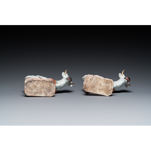 378 - A pair of Chinese porcelain cows after Delftware examples for the Dutch market, QianlongL.: 20,5 cm ... 