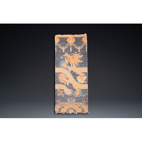 434 - A Chinese silk 'dragons' carpet, 19th C.Dim.: 183 x 74 cm (incl. frills)