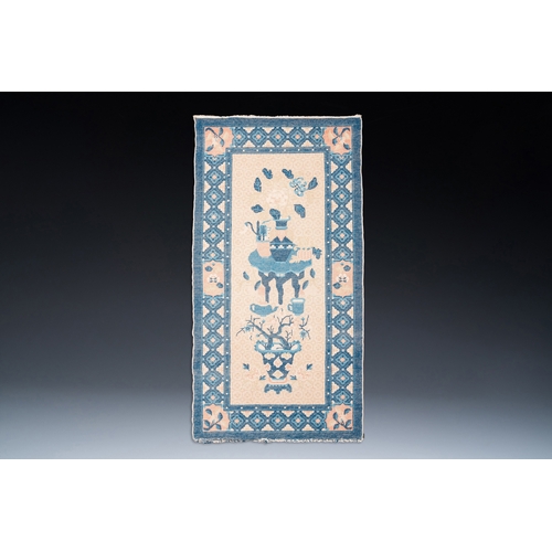 435 - A large Chinese 'antiquities' rug, 19th C.Dim.: 138,5 x 70 cm