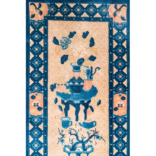 435 - A large Chinese 'antiquities' rug, 19th C.Dim.: 138,5 x 70 cm