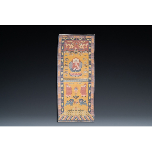 439 - A large Chinese yellow-ground 'Buddha' rug, 19/20th C.Dim.: 291 x 93,5 cm