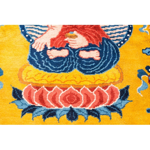 439 - A large Chinese yellow-ground 'Buddha' rug, 19/20th C.Dim.: 291 x 93,5 cm