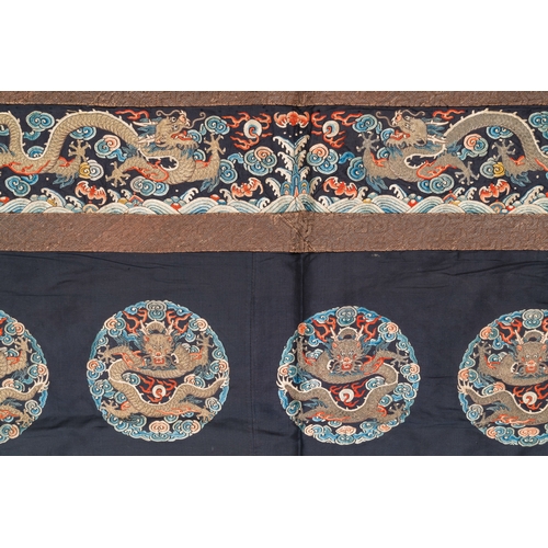 441 - A Chinese gold- and silver-thread-embroidered silk panel with dragons, QingDim.: 128,5 x 60 cm... 