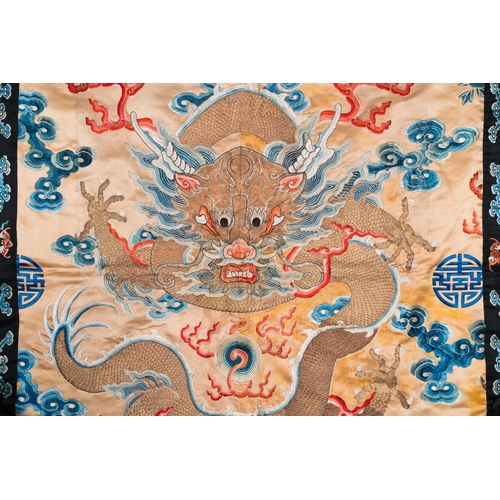 442 - A large Chinese gold-thread-embroidered silk panel with an imperial dragon, 19th C.Dim.: 179 x 142,5... 