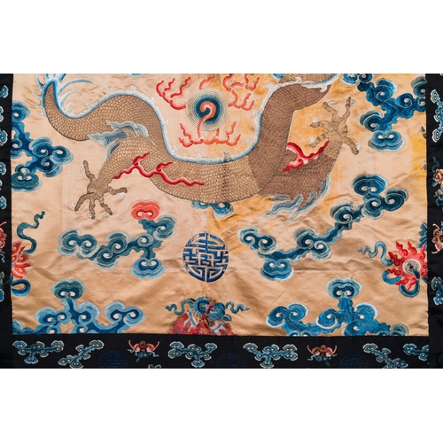 442 - A large Chinese gold-thread-embroidered silk panel with an imperial dragon, 19th C.Dim.: 179 x 142,5... 