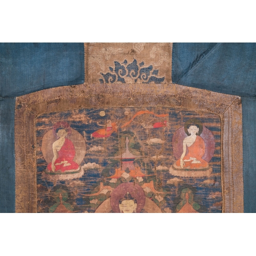 445 - A thangka depicting Bhaisajyaguru, Tibet, 15/16th C.Dim.: 99 x 63 cm (the thangka, mounted)Dim.: 71,... 