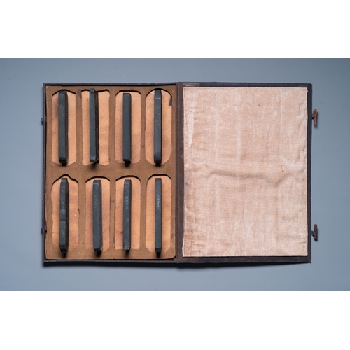 453 - A Chinese case with eight ink cakes, Liang Huai Gong Mo ä¸¤æ·®è´¡å¢¨ mark, RepublicDim.: 30,5 x 23 c... 