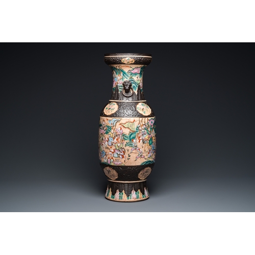 466 - A Chinese Nanking famille rose vase with battle scenes, 19th C.H.: 62,5 cm
 
 Provenance: The collec... 