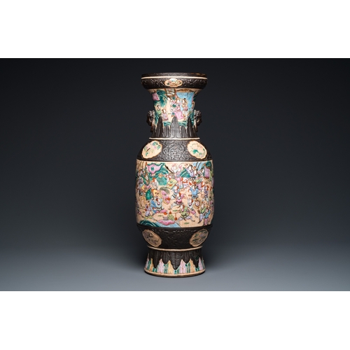 466 - A Chinese Nanking famille rose vase with battle scenes, 19th C.H.: 62,5 cm
 
 Provenance: The collec... 