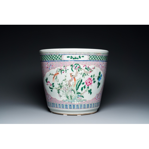 469 - A Chinese pink-ground famille rose jardiniere, 19th C.Dia.: 40,5 cm - H.: 35 cm