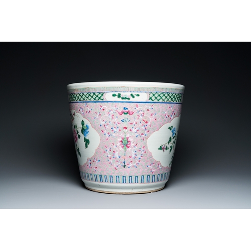 469 - A Chinese pink-ground famille rose jardiniere, 19th C.Dia.: 40,5 cm - H.: 35 cm