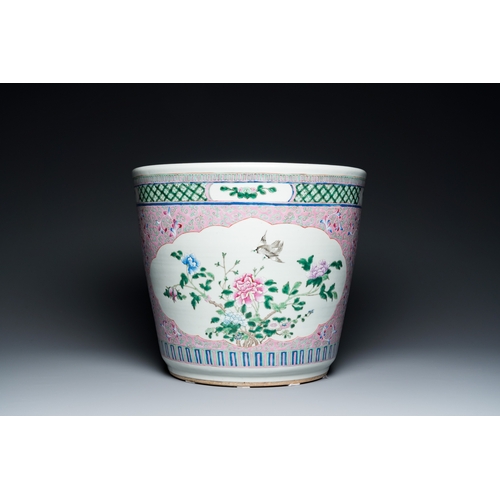 469 - A Chinese pink-ground famille rose jardiniere, 19th C.Dia.: 40,5 cm - H.: 35 cm