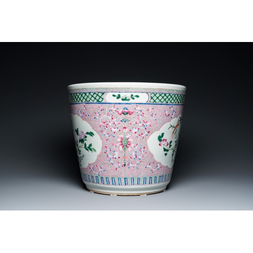 469 - A Chinese pink-ground famille rose jardiniere, 19th C.Dia.: 40,5 cm - H.: 35 cm