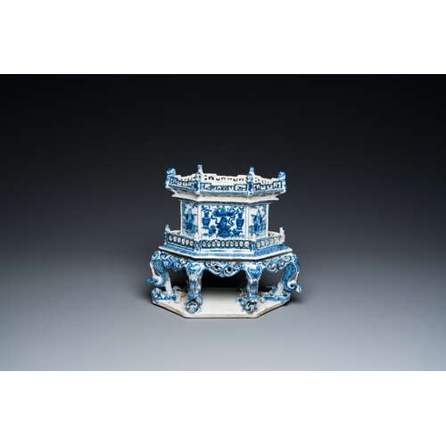 473 - A rare Chinese blue and white 'chanab' altar stand, 19th C.H.: 24 cm - L.: 27,5 cm