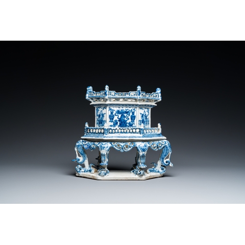 473 - A rare Chinese blue and white 'chanab' altar stand, 19th C.H.: 24 cm - L.: 27,5 cm