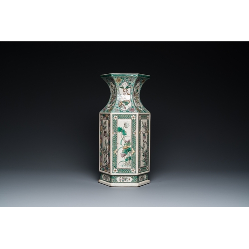 476 - A Chinese hexagonal verte biscuit vase, 19th C.H.: 43,5 cm