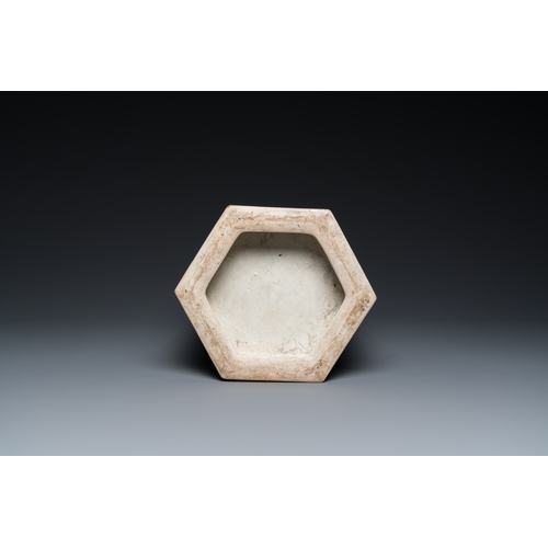 476 - A Chinese hexagonal verte biscuit vase, 19th C.H.: 43,5 cm