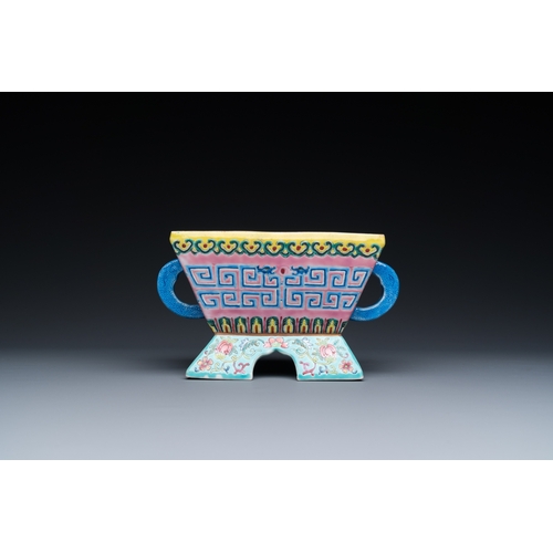 479 - A Chinese famille rose archaic incense burner, Daoguang mark and of the periodL.: 20,5 cm - H.: 11 c... 