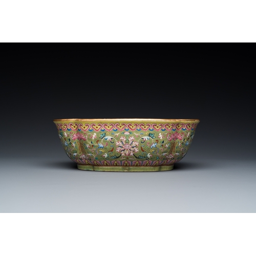 483 - A Chinese famille rose olive-green-ground bowl, Daoguang mark and of the periodL.: 22,5 cm - H.: 7,5... 