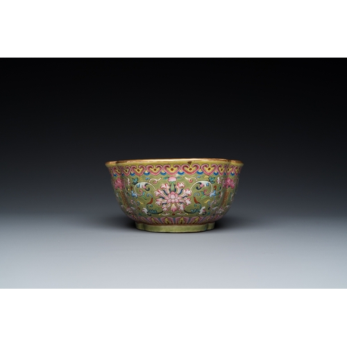 483 - A Chinese famille rose olive-green-ground bowl, Daoguang mark and of the periodL.: 22,5 cm - H.: 7,5... 