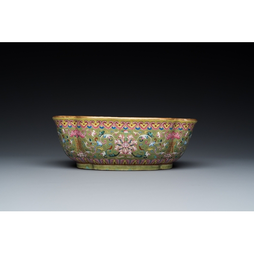 483 - A Chinese famille rose olive-green-ground bowl, Daoguang mark and of the periodL.: 22,5 cm - H.: 7,5... 