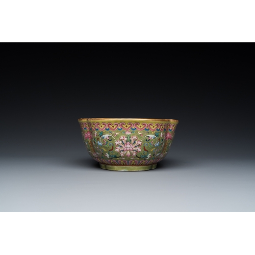 483 - A Chinese famille rose olive-green-ground bowl, Daoguang mark and of the periodL.: 22,5 cm - H.: 7,5... 