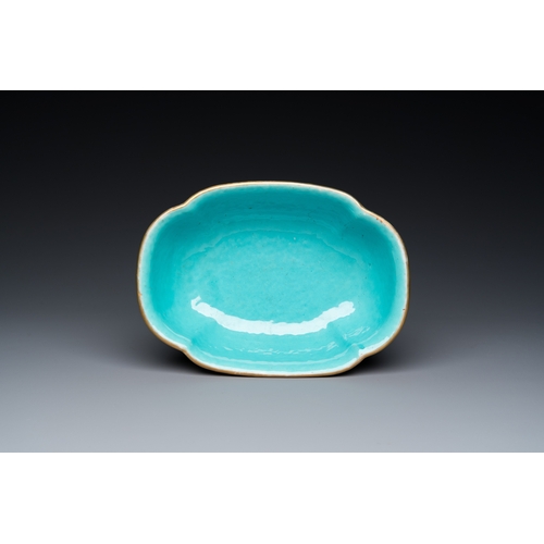 483 - A Chinese famille rose olive-green-ground bowl, Daoguang mark and of the periodL.: 22,5 cm - H.: 7,5... 