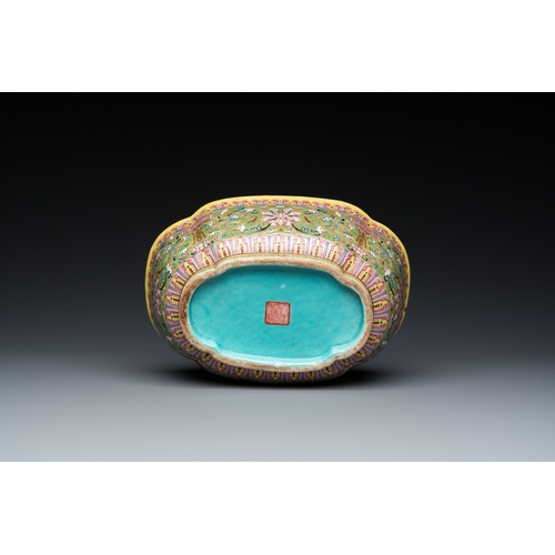 483 - A Chinese famille rose olive-green-ground bowl, Daoguang mark and of the periodL.: 22,5 cm - H.: 7,5... 