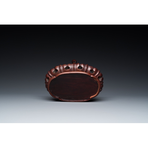 483 - A Chinese famille rose olive-green-ground bowl, Daoguang mark and of the periodL.: 22,5 cm - H.: 7,5... 