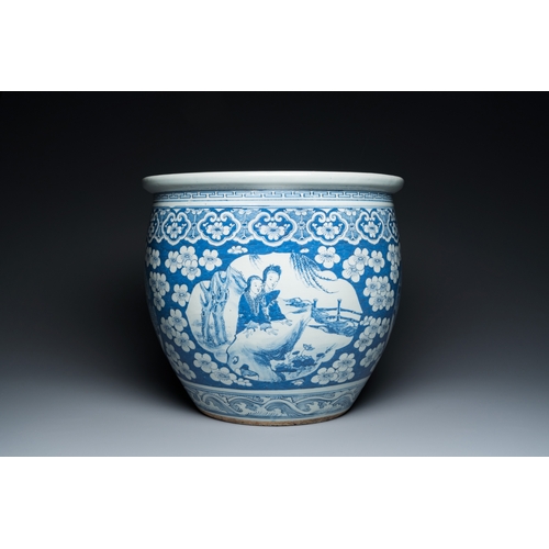 497 - A Chinese blue and white fish bowl with medallions on a prunus-ground, 19th C.Dia.: 40,5 cm - H.: 35... 