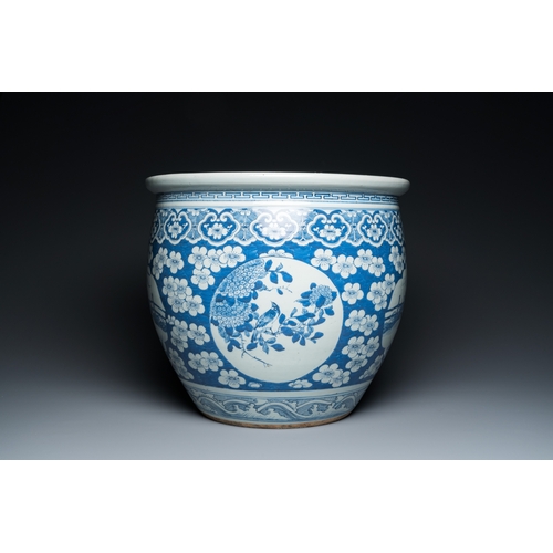 497 - A Chinese blue and white fish bowl with medallions on a prunus-ground, 19th C.Dia.: 40,5 cm - H.: 35... 