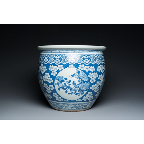 497 - A Chinese blue and white fish bowl with medallions on a prunus-ground, 19th C.Dia.: 40,5 cm - H.: 35... 