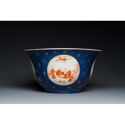 498 - A large Chinese powder-blue and iron-red 'eight immortals' bowl, 19th C.Dia.: 40,5 cm - H.: 20,5 cm... 