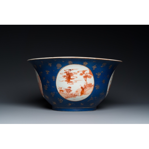 498 - A large Chinese powder-blue and iron-red 'eight immortals' bowl, 19th C.Dia.: 40,5 cm - H.: 20,5 cm... 