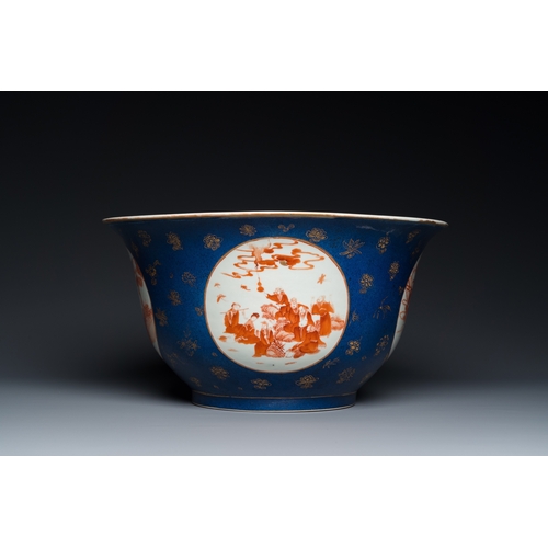 498 - A large Chinese powder-blue and iron-red 'eight immortals' bowl, 19th C.Dia.: 40,5 cm - H.: 20,5 cm... 