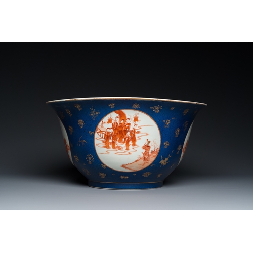 498 - A large Chinese powder-blue and iron-red 'eight immortals' bowl, 19th C.Dia.: 40,5 cm - H.: 20,5 cm... 