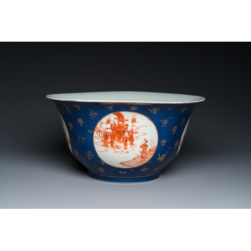 498 - A large Chinese powder-blue and iron-red 'eight immortals' bowl, 19th C.Dia.: 40,5 cm - H.: 20,5 cm... 