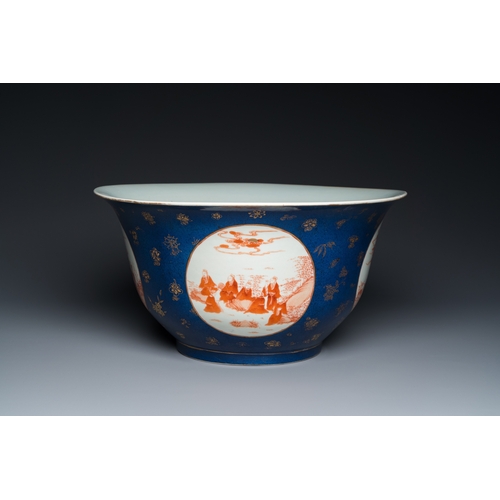 498 - A large Chinese powder-blue and iron-red 'eight immortals' bowl, 19th C.Dia.: 40,5 cm - H.: 20,5 cm... 