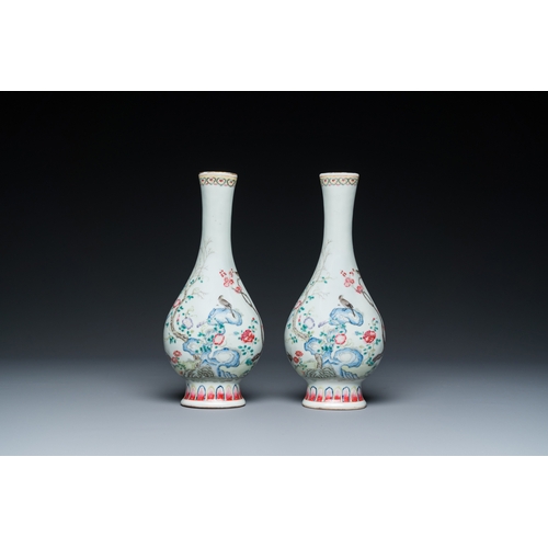 500 - A pair of Chinese famille rose bottle vases, JiaqingH.: 23,5 cm