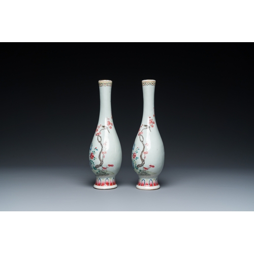 500 - A pair of Chinese famille rose bottle vases, JiaqingH.: 23,5 cm