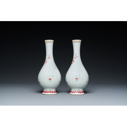 500 - A pair of Chinese famille rose bottle vases, JiaqingH.: 23,5 cm