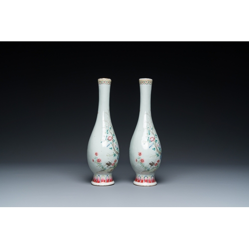 500 - A pair of Chinese famille rose bottle vases, JiaqingH.: 23,5 cm