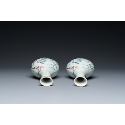 500 - A pair of Chinese famille rose bottle vases, JiaqingH.: 23,5 cm