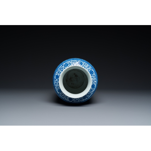 504 - A Chinese blue and white Ming-style 'lotus scroll' vase, Qianlong mark but probably laterH.: 32,5 cm... 