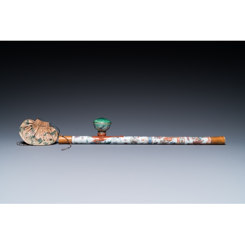 511 - A rare Chinese famille rose opium pipe with narrative scenes, 19th C.L.: 53 cm
 
 Provenance: A Belg... 