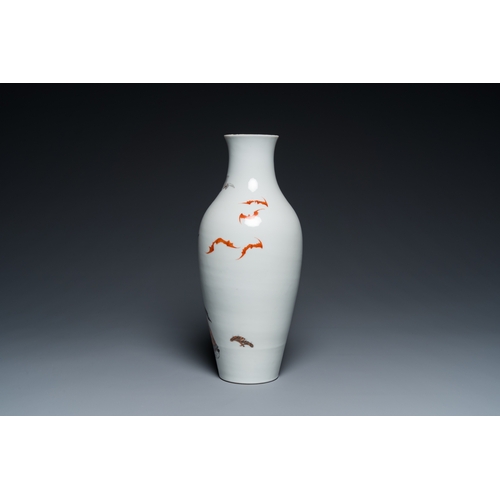 516 - A Chinese iron-red and grisaille 'Shou Lao and Lan Caihe' vase, Hongxian mark, RepublicH.: 33 cm
 
 ... 