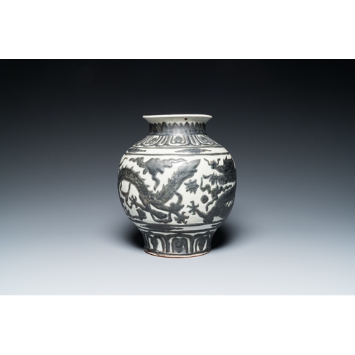 517 - A Chinese Nanking-style 'dragon' vase with applied design, 18th/19th C.H.: 31,5 cm