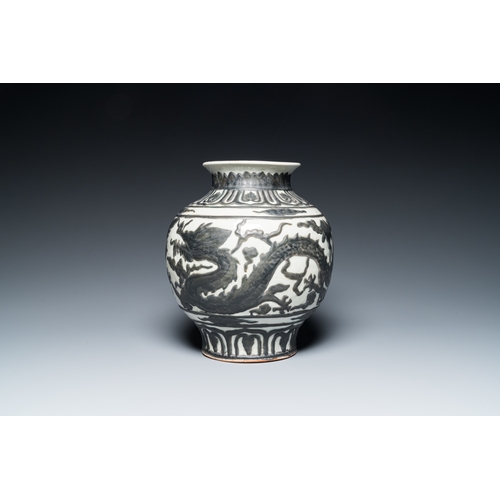 517 - A Chinese Nanking-style 'dragon' vase with applied design, 18th/19th C.H.: 31,5 cm