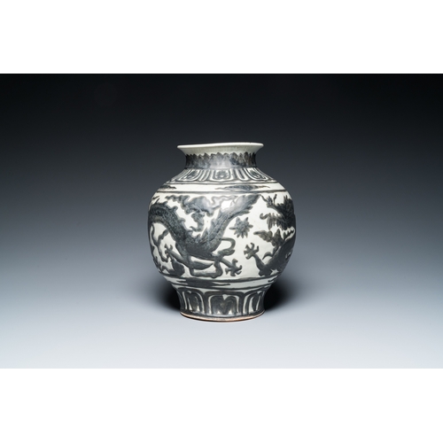 517 - A Chinese Nanking-style 'dragon' vase with applied design, 18th/19th C.H.: 31,5 cm